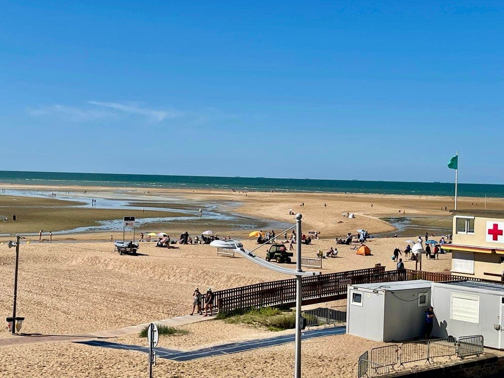 Vue panoramique sur la mer depuis les fenêtres de l'appartement