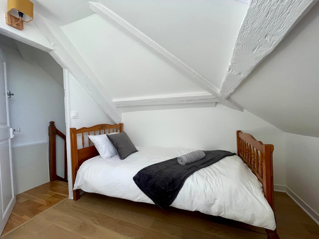 Chambre principale avec lit double 140×190 au rez-de-chaussée